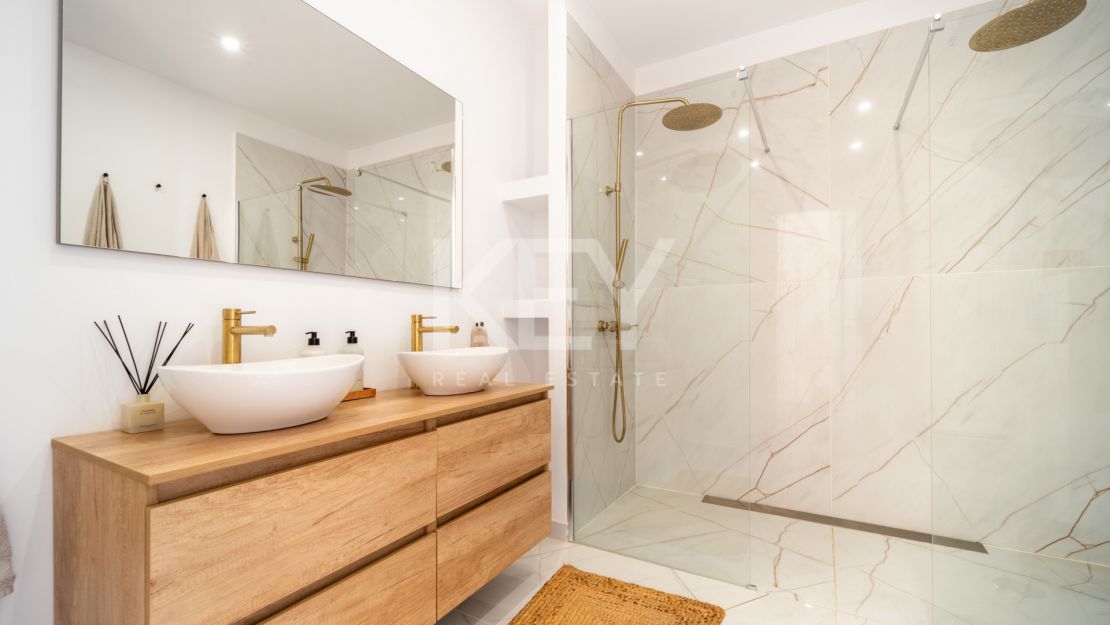 Stylish renovated penthouse with sea views in Nueva Andalucía