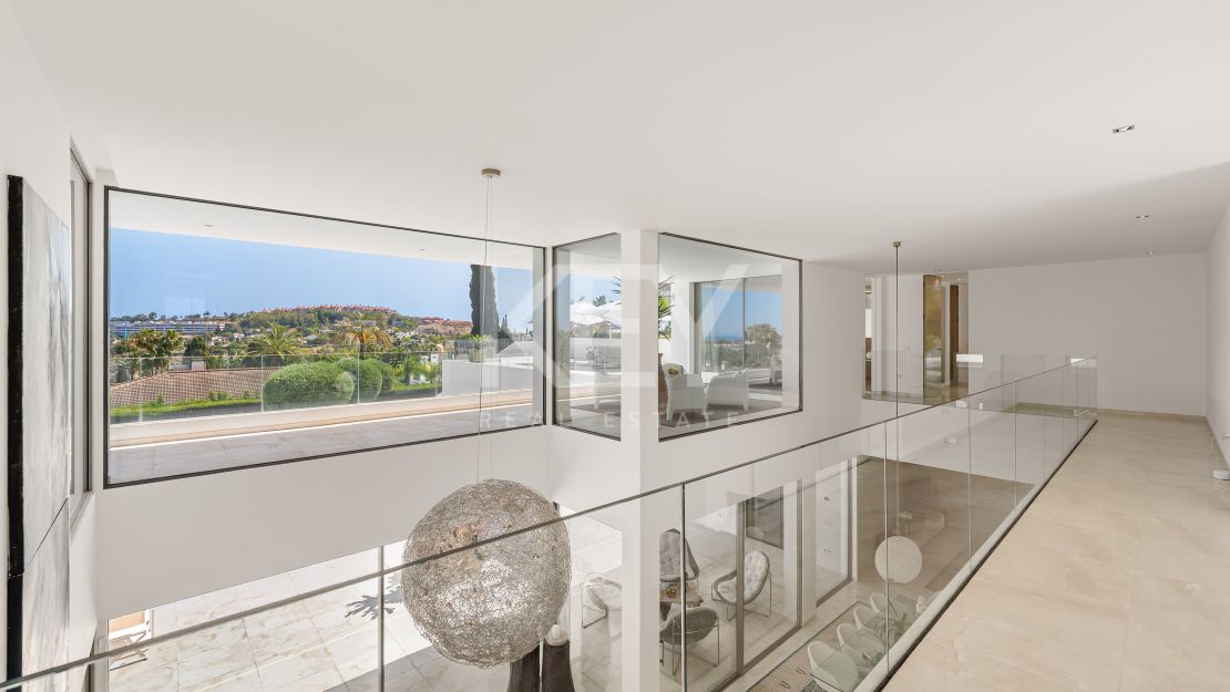 Contemporary villa with panoramic views and tennis court in Nueva Andalucía