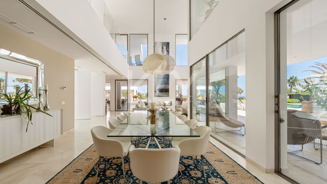 Contemporary villa with panoramic views and tennis court in Nueva Andalucía