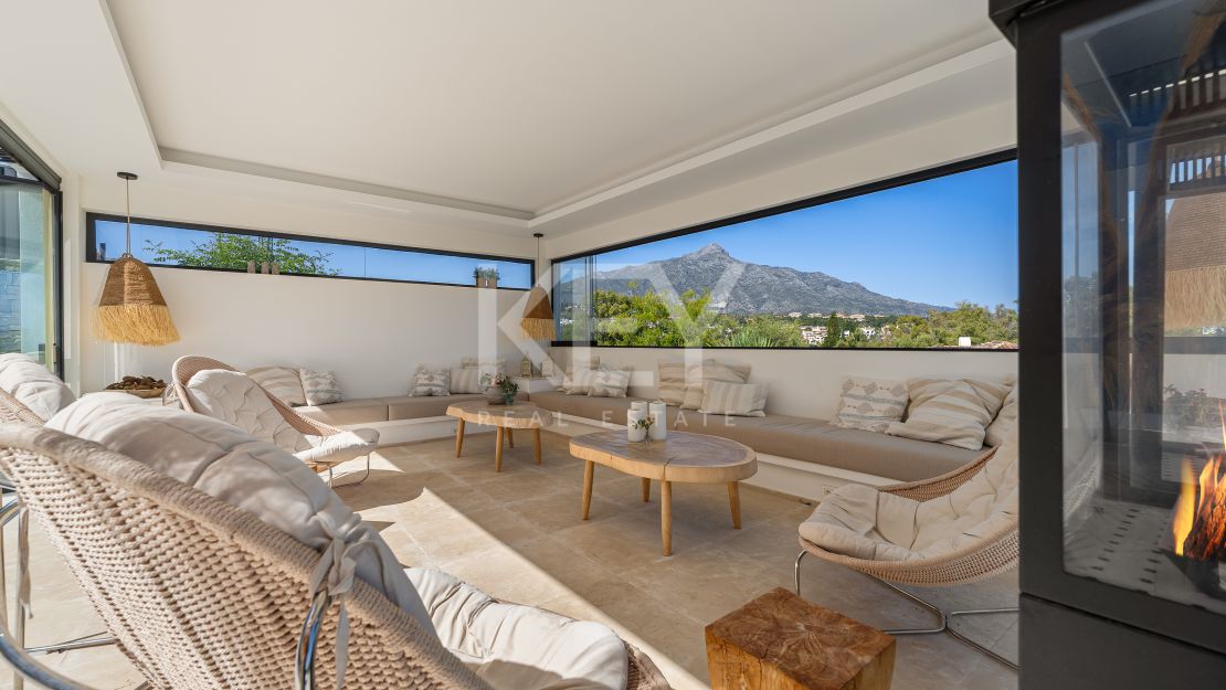 Contemporary villa with panoramic views and tennis court in Nueva Andalucía