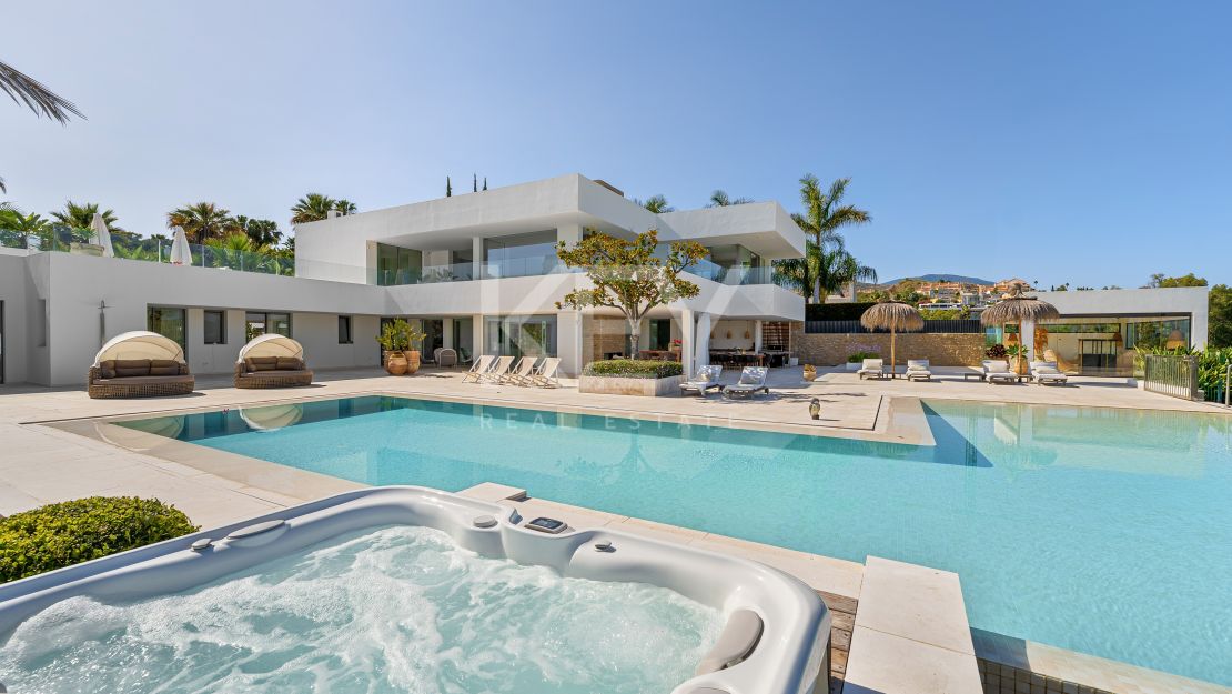 Contemporary villa with panoramic views and tennis court in Nueva Andalucía