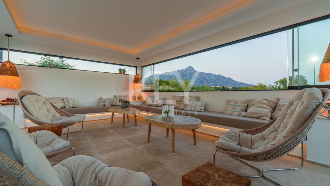 Contemporary villa with panoramic views and tennis court in Nueva Andalucía
