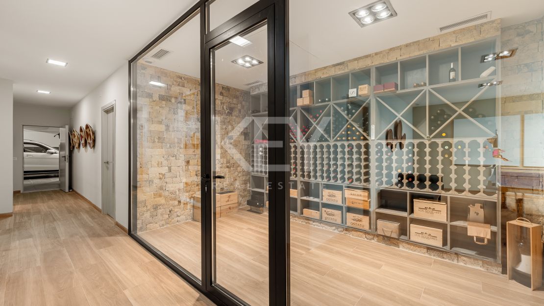 Contemporary villa with panoramic views and tennis court in Nueva Andalucía