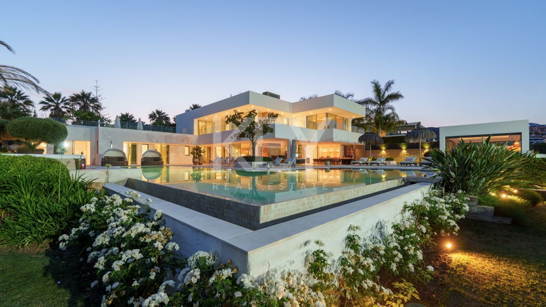 Villa contemporánea con vistas panorámicas y pista de tenis en Nueva Andalucía