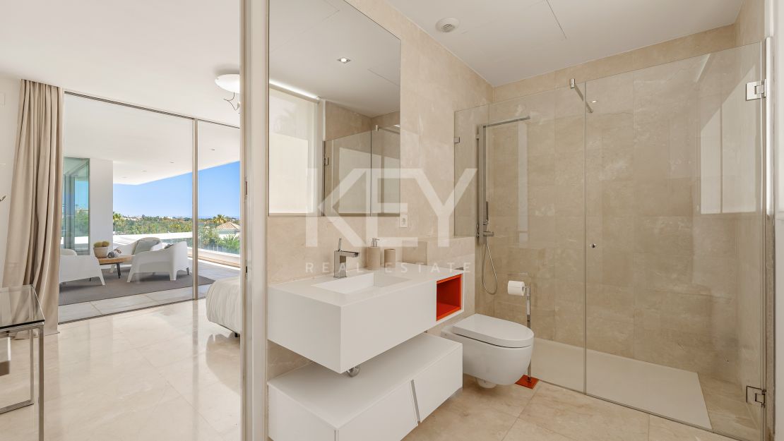 Contemporary villa with panoramic views and tennis court in Nueva Andalucía