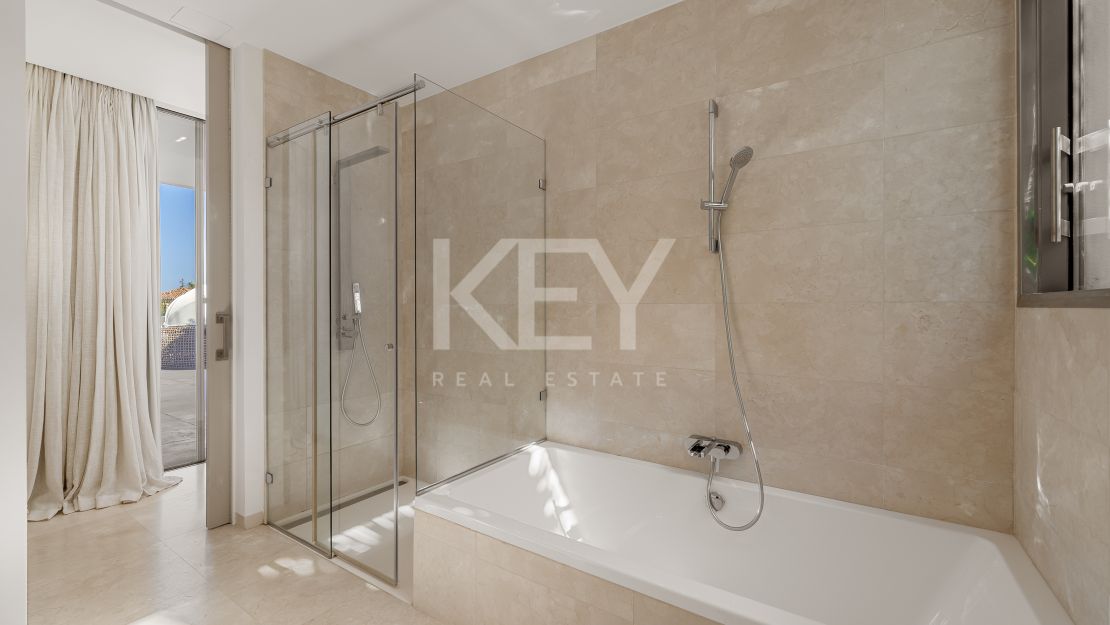 Contemporary villa with panoramic views and tennis court in Nueva Andalucía