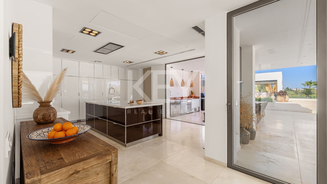 Contemporary villa with panoramic views and tennis court in Nueva Andalucía