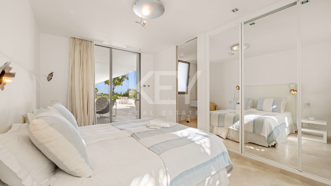 Contemporary villa with panoramic views and tennis court in Nueva Andalucía