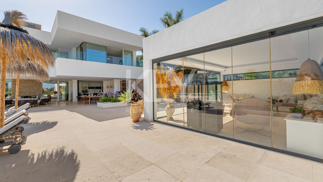 Contemporary villa with panoramic views and tennis court in Nueva Andalucía