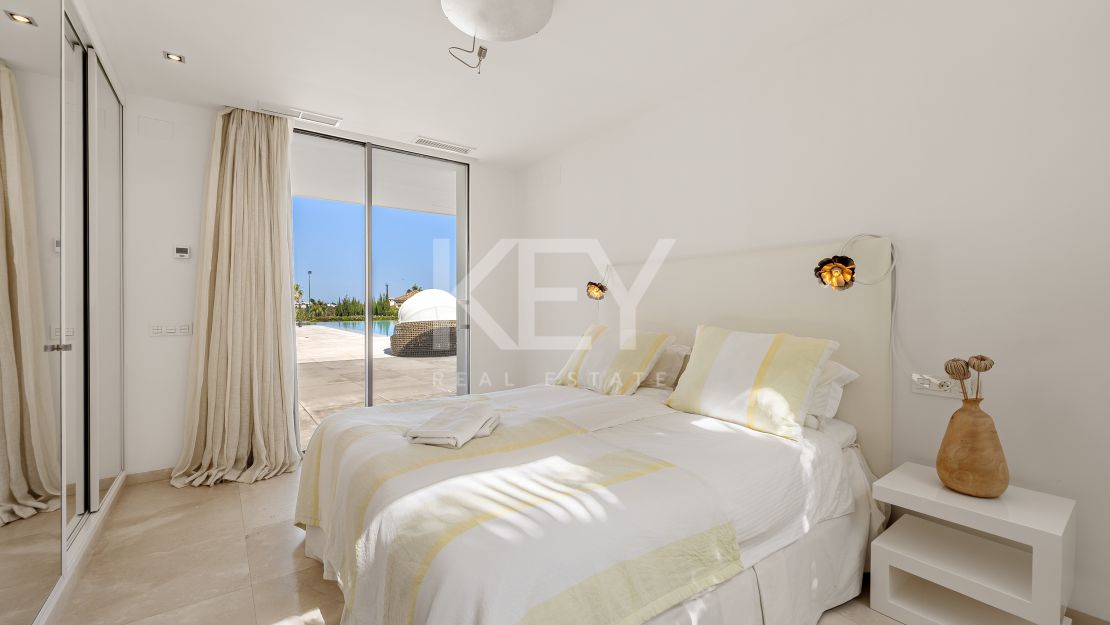 Contemporary villa with panoramic views and tennis court in Nueva Andalucía
