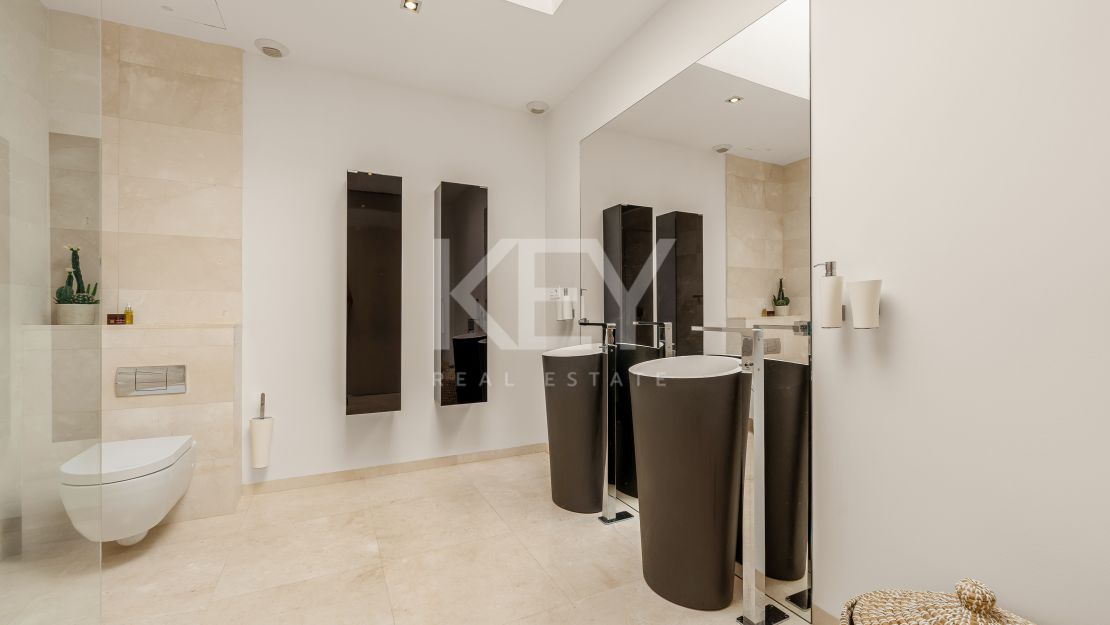 Contemporary villa with panoramic views and tennis court in Nueva Andalucía