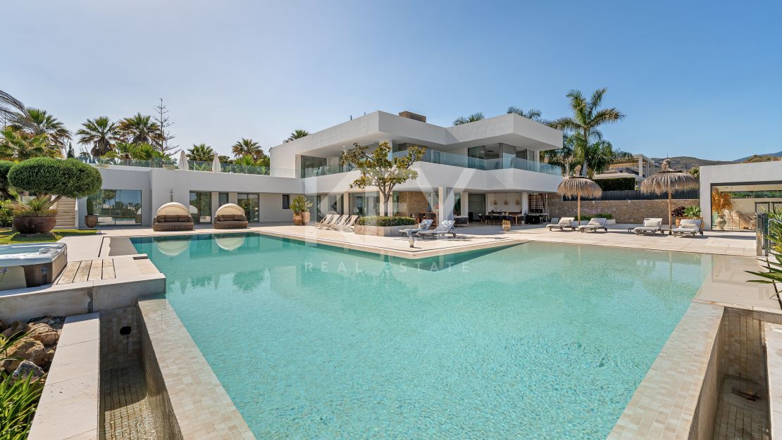 Contemporary villa with panoramic views and tennis court in Nueva Andalucía