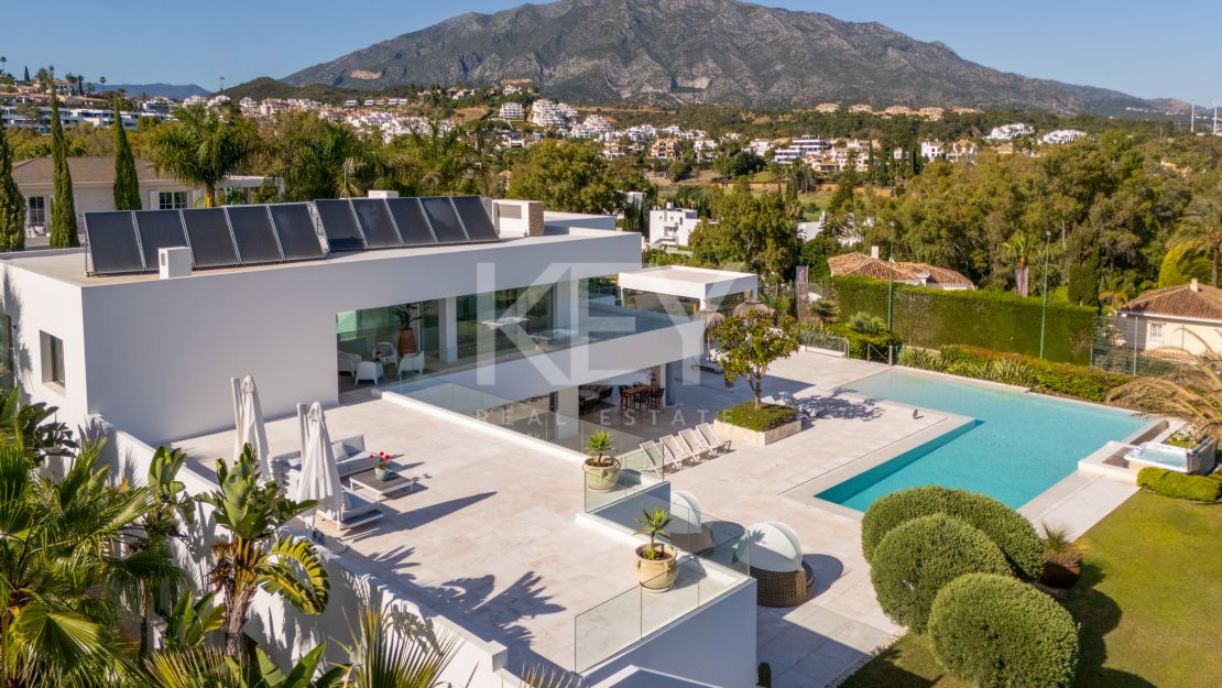 Contemporary villa with panoramic views and tennis court in Nueva Andalucía