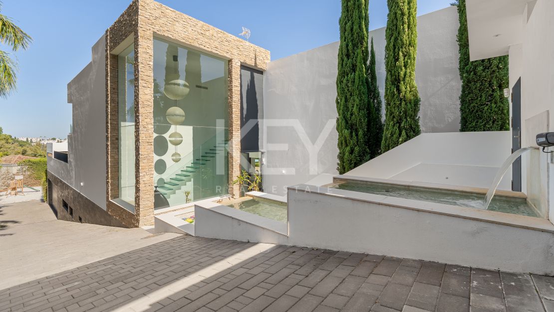 Contemporary villa with panoramic views and tennis court in Nueva Andalucía