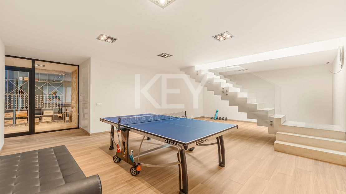 Contemporary villa with panoramic views and tennis court in Nueva Andalucía