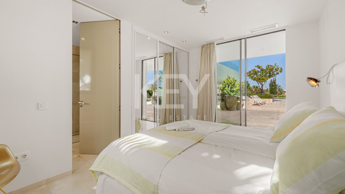Contemporary villa with panoramic views and tennis court in Nueva Andalucía