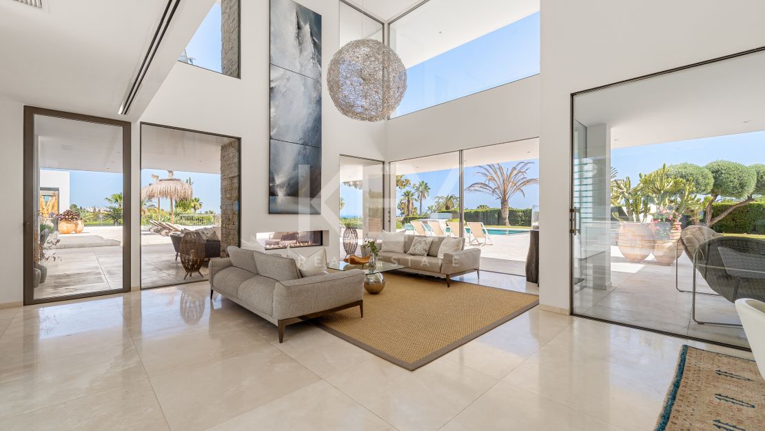 Contemporary villa with panoramic views and tennis court in Nueva Andalucía