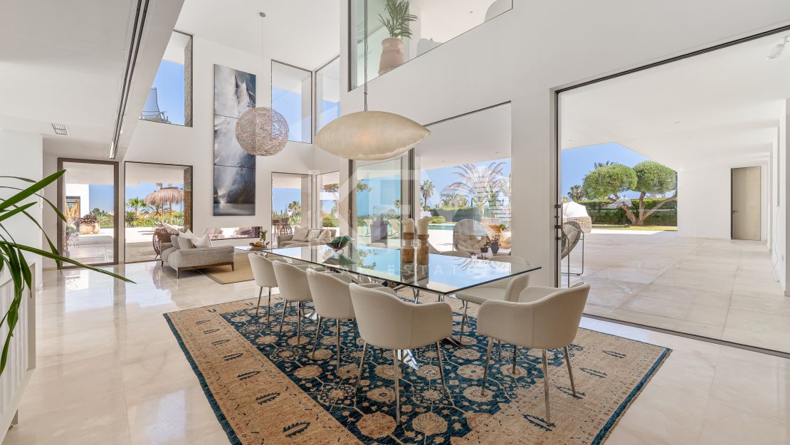 Contemporary villa with panoramic views and tennis court in Nueva Andalucía
