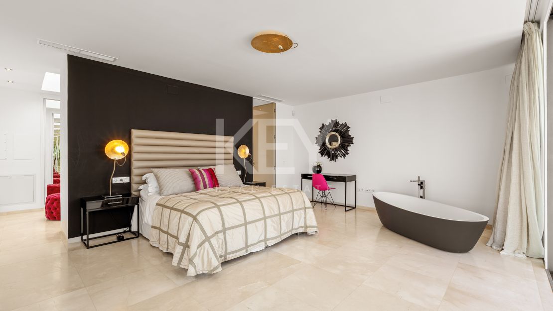 Contemporary villa with panoramic views and tennis court in Nueva Andalucía