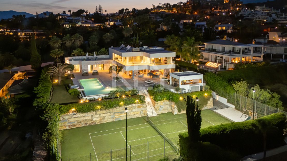 Contemporary villa with panoramic views and tennis court in Nueva Andalucía