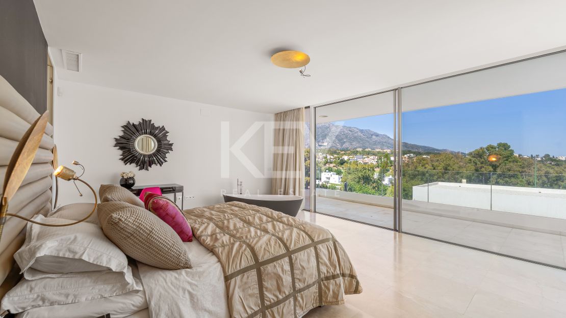 Contemporary villa with panoramic views and tennis court in Nueva Andalucía