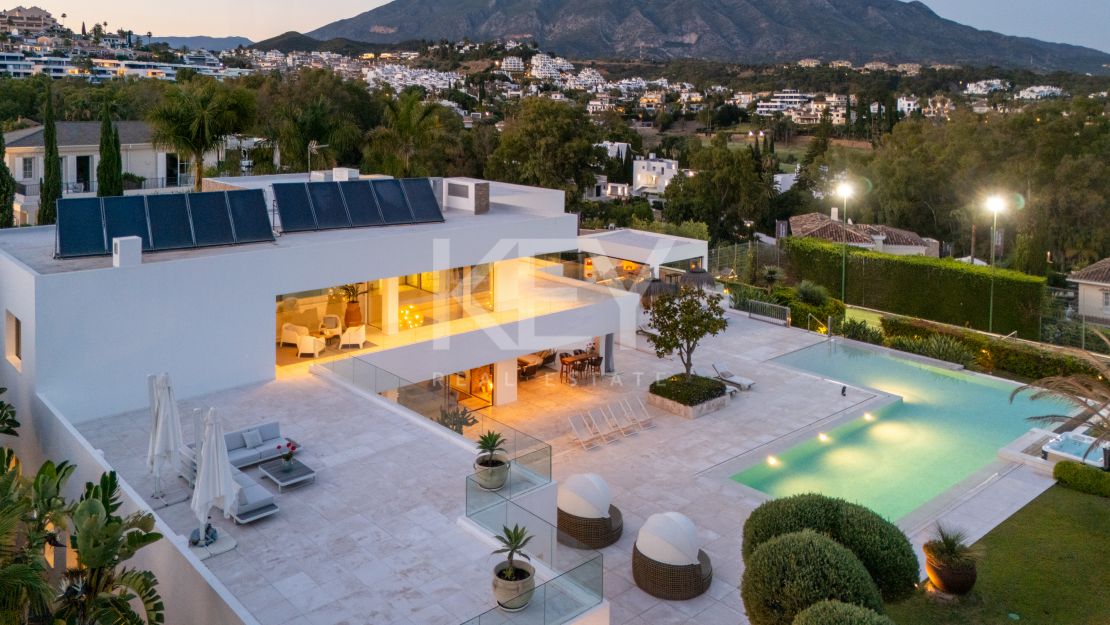 Contemporary villa with panoramic views and tennis court in Nueva Andalucía