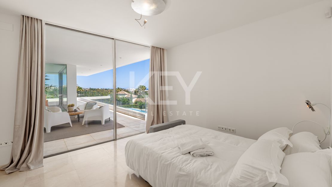 Contemporary villa with panoramic views and tennis court in Nueva Andalucía