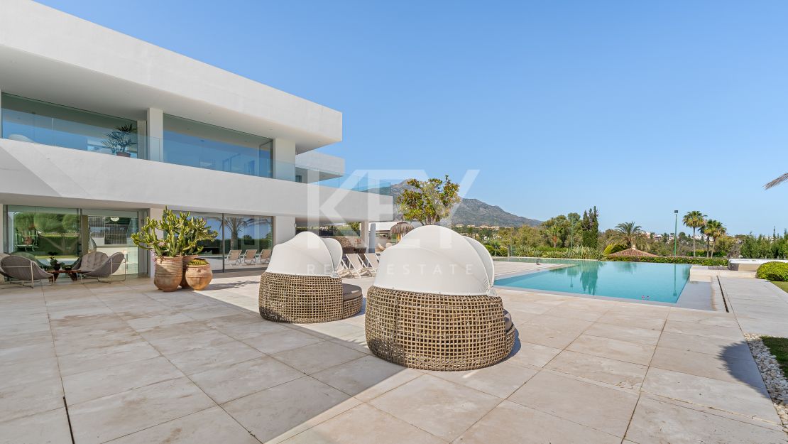 Contemporary villa with panoramic views and tennis court in Nueva Andalucía