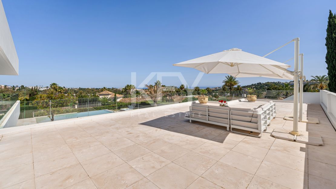 Contemporary villa with panoramic views and tennis court in Nueva Andalucía