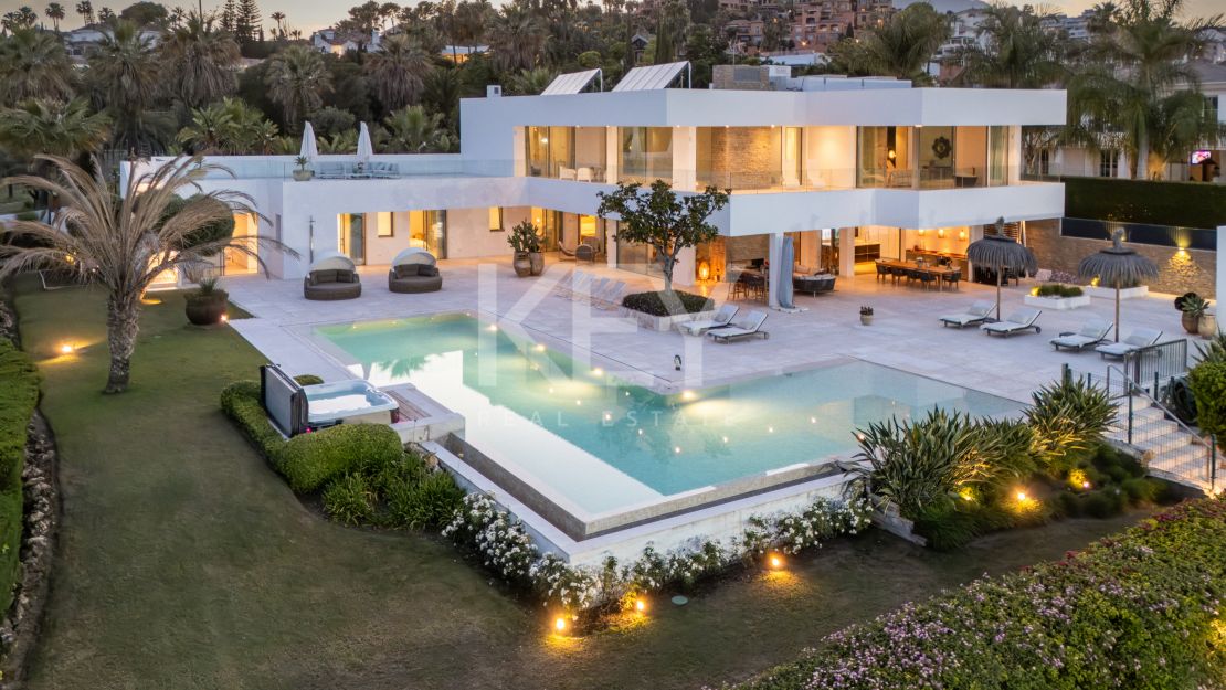 Contemporary villa with panoramic views and tennis court in Nueva Andalucía