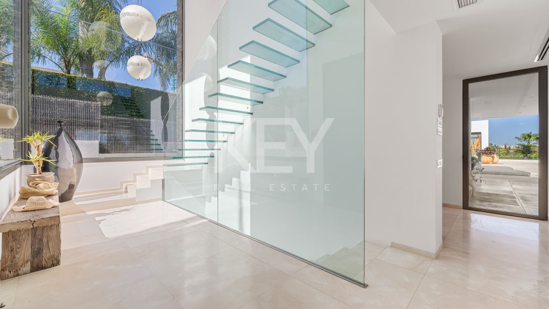 Contemporary villa with panoramic views and tennis court in Nueva Andalucía