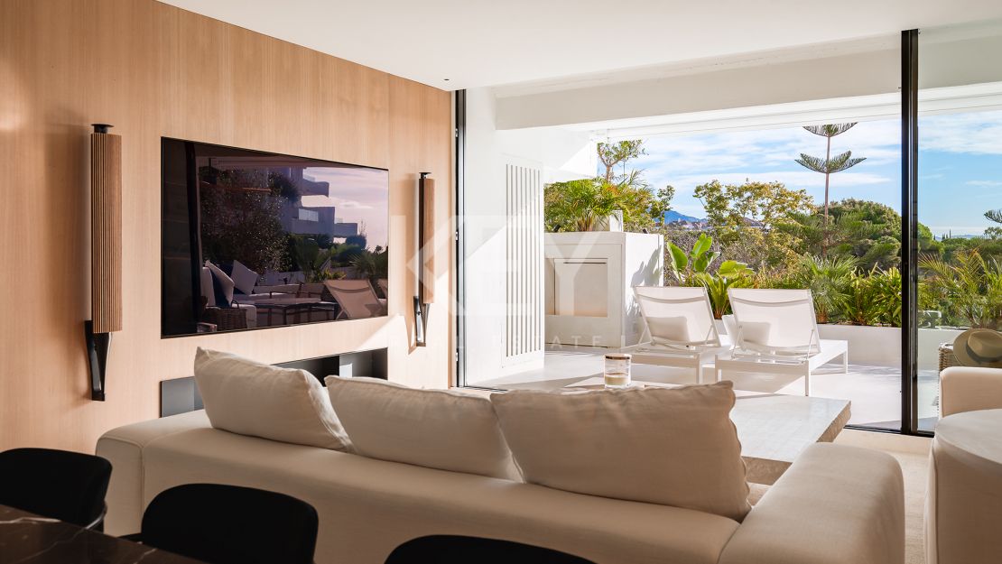 Renovated apartment with mountain views and private pool on the Golden Mile