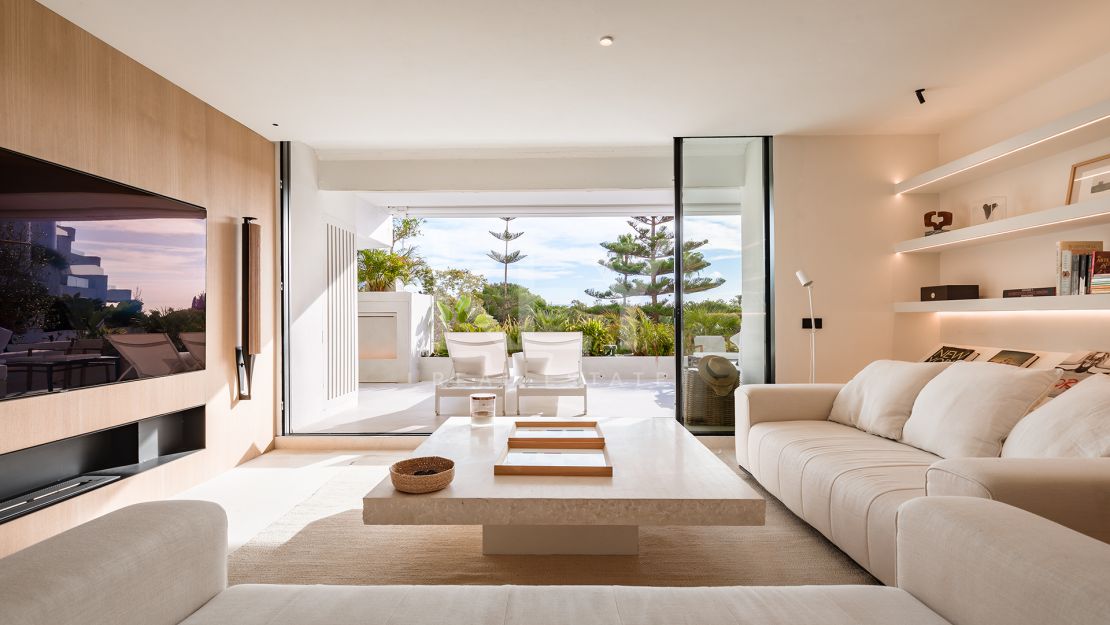 Renovated apartment with mountain views and private pool on the Golden Mile