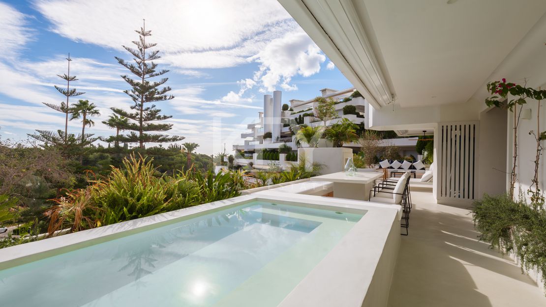 Renovated apartment with mountain views and private pool on the Golden Mile