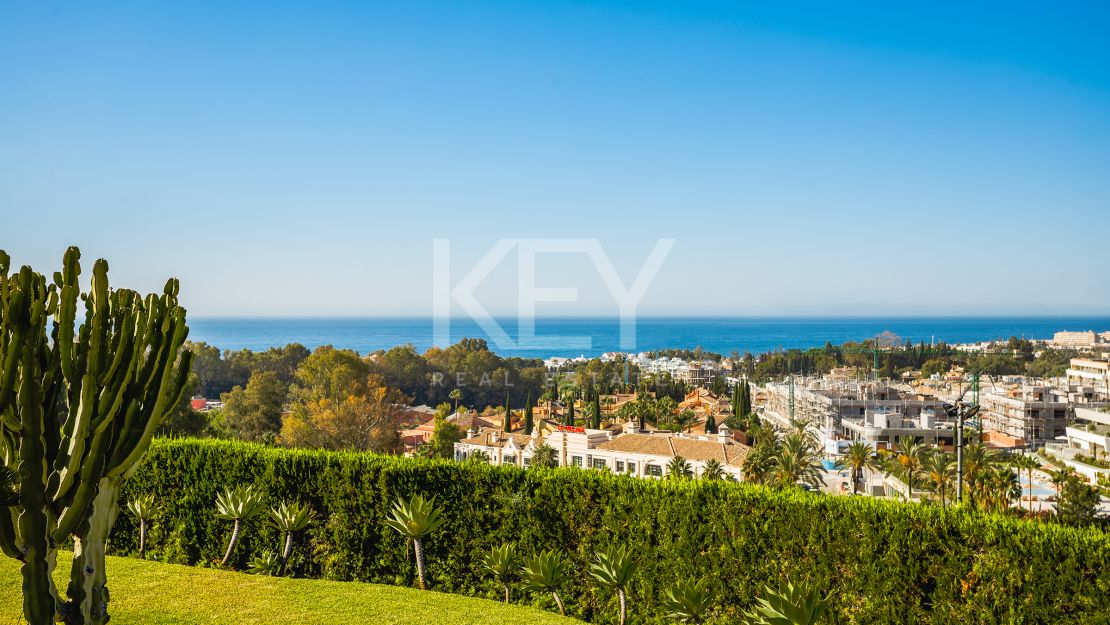 Renovated apartment with mountain views and private pool on the Golden Mile