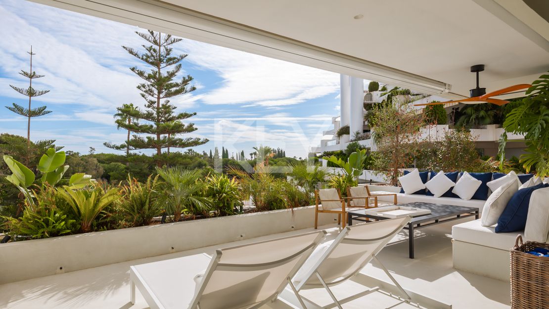 Renovated apartment with mountain views and private pool on the Golden Mile