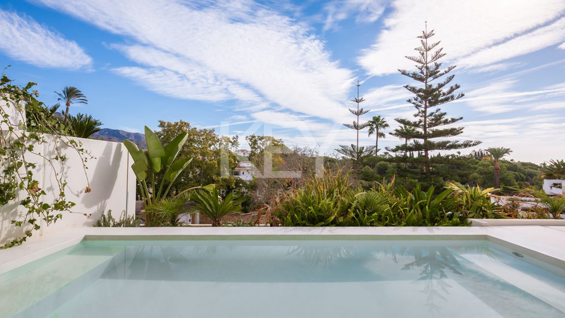 Renovated apartment with mountain views and private pool on the Golden Mile