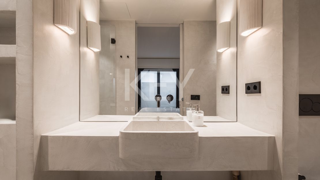 Renovated apartment with mountain views and private pool on the Golden Mile