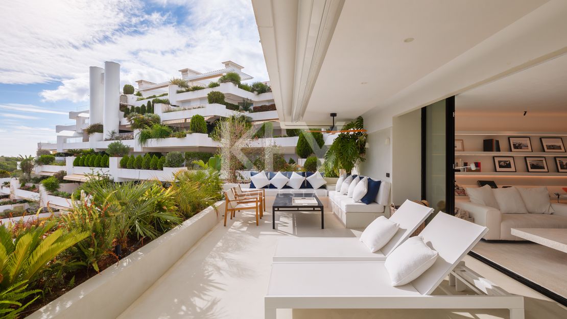 Renovated apartment with mountain views and private pool on the Golden Mile