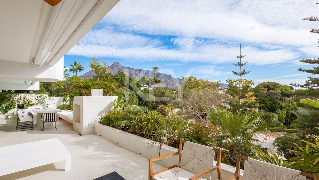 Renovated apartment with mountain views and private pool on the Golden Mile