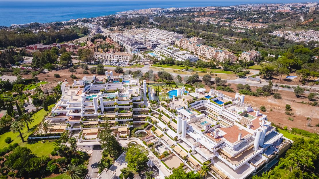 Renovated apartment with mountain views and private pool on the Golden Mile