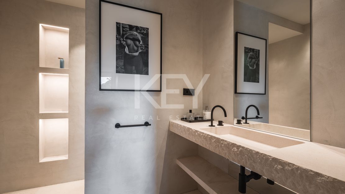 Renovated apartment with mountain views and private pool on the Golden Mile