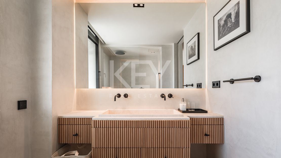 Renovated apartment with mountain views and private pool on the Golden Mile