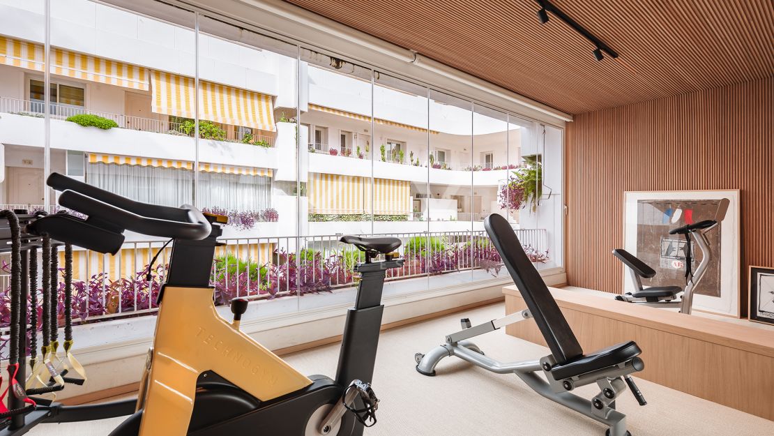 Renovated apartment with mountain views and private pool on the Golden Mile