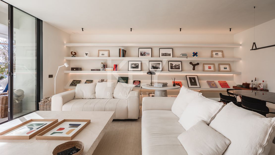 Renovated apartment with mountain views and private pool on the Golden Mile