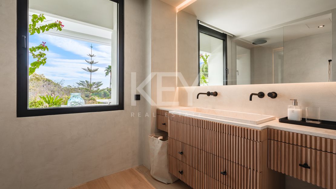 Renovated apartment with mountain views and private pool on the Golden Mile