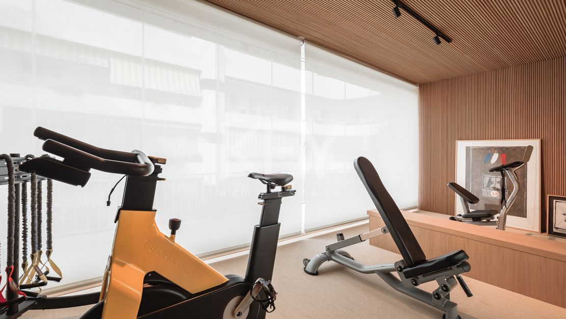 Renovated apartment with mountain views and private pool on the Golden Mile