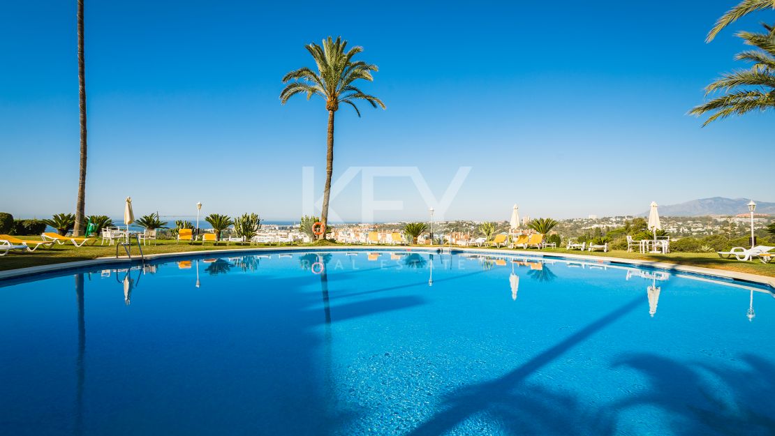 Renovated apartment with mountain views and private pool on the Golden Mile