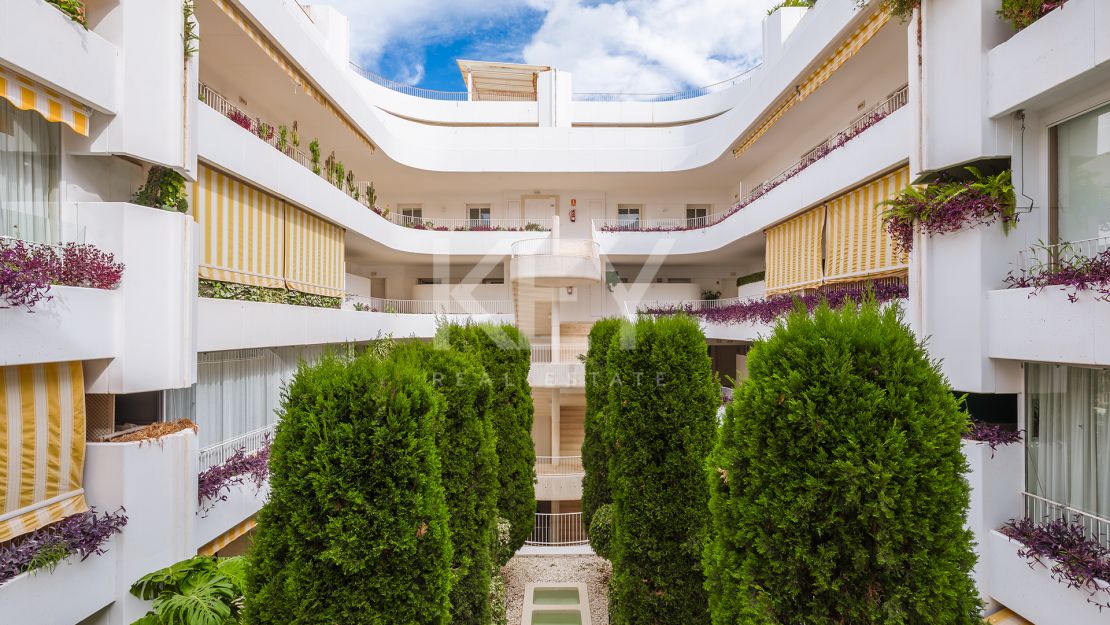 Renovated apartment with mountain views and private pool on the Golden Mile