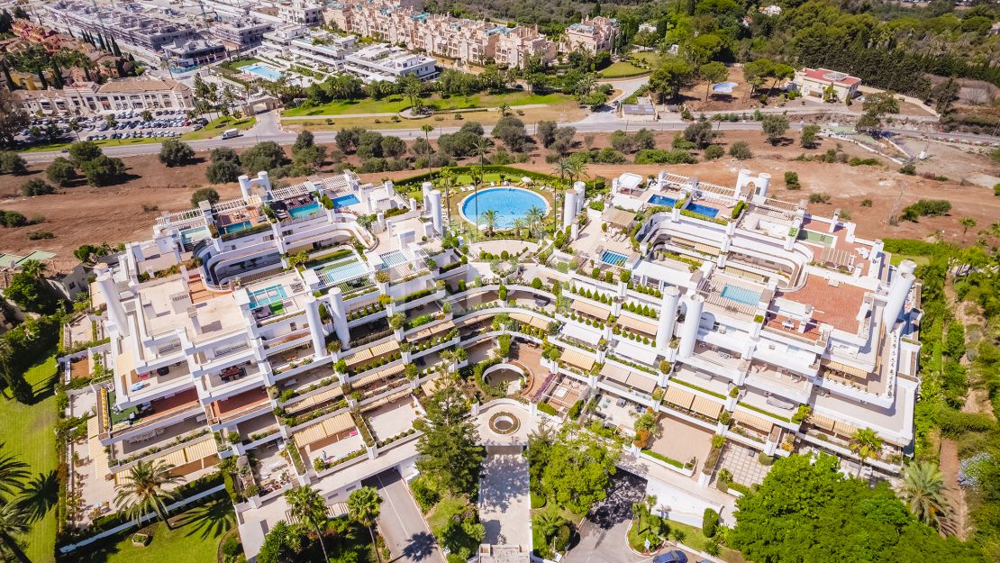 Renovated apartment with mountain views and private pool on the Golden Mile